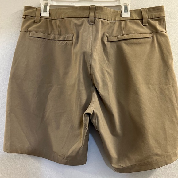 33. Lululemon Commission Classic-Fit Short 7” Warpstreme Khaki Outdoor - Picture 3 of 16
